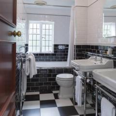 En Suite to Executive Bedroom
