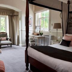 Four poster bedroom