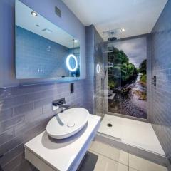 Bathrooms at Mercure Inverness Privilege Room Photo