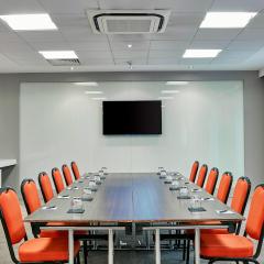 Quays Side 3 - Boardroom Photo