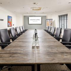 The Dee Boardroom Style Photo