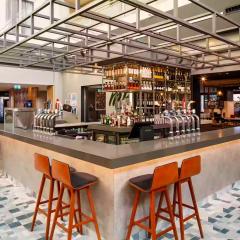 Bar & Lounge