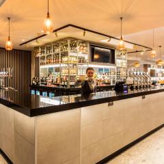 Bar & Lounge