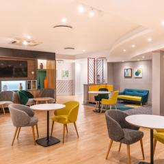 Open lobby bar/lounge