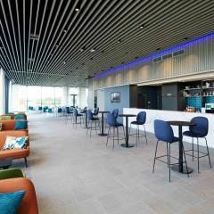 Aspects Lounge leading to Oak 1