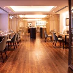 The Reading Room Restaurant & Bar - The Roseate Reading